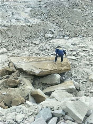 岩石劈裂棒可以开采矿石